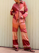 Pantalones anchos de satén con estampado paisley en contraste